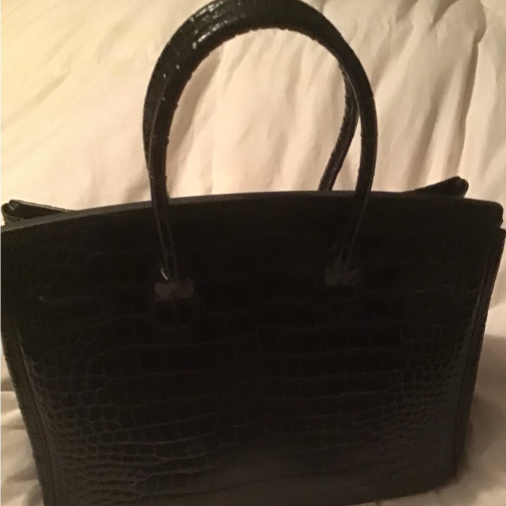 Luxurious Black Embossed Leather Crocodile Bag Gold HW - Picture 7 of 13